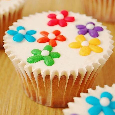 Happy friday! I made Rainbow Daisy Cupcakes for the weekend! Not only are they easy on the eye, they are easy to make and delicious! They are on youtube.com/Cutesimplestuff or direct link on bio! Happy baking  #baking #edibleart #cupcakes #rainbow #recipe