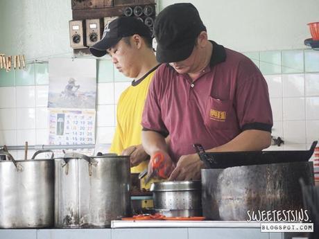 Top 5 Must Try Food in Malacca Hing Loong Taiwan Mee chef at work