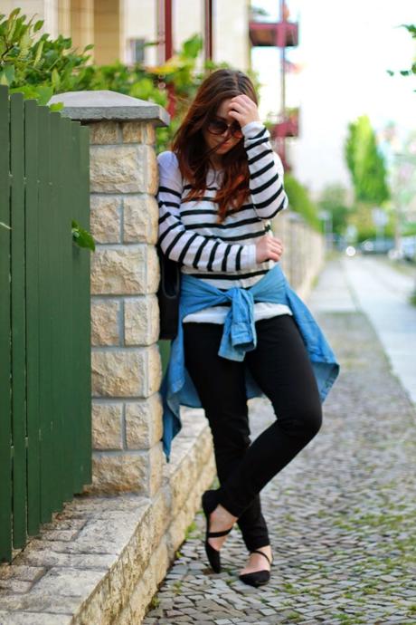 DENIM shirt, black skinny jeans, H&M, Zara, black tote, shopper, striped sweater, structured, tied around the waist, online shopping, style, black flats,  primark, exclusive, lifestyle, fashion blogger, DE, berlin, off duty, ootd, outfit of the day