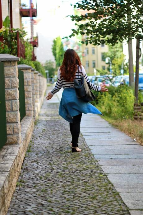 DENIM shirt, black skinny jeans, H&M, Zara, black tote, shopper, striped sweater, structured, tied around the waist, online shopping, style, black flats,  primark, exclusive, lifestyle, fashion blogger, DE, berlin, off duty, ootd, outfit of the day
