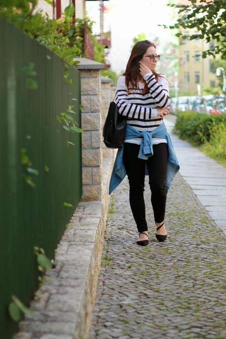 DENIM shirt, black skinny jeans, H&M, Zara, black tote, shopper, striped sweater, structured, tied around the waist, online shopping, style, black flats,  primark, exclusive, lifestyle, fashion blogger, DE, berlin, off duty, ootd, outfit of the day