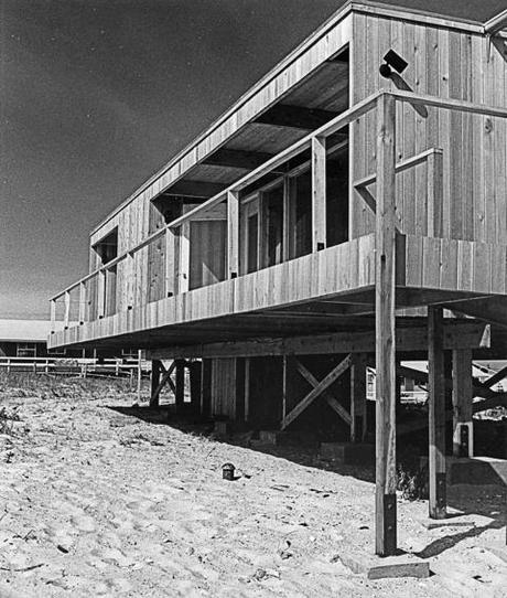 Richard Meier wooden prefab in Long Island on beach atop stilts in sand