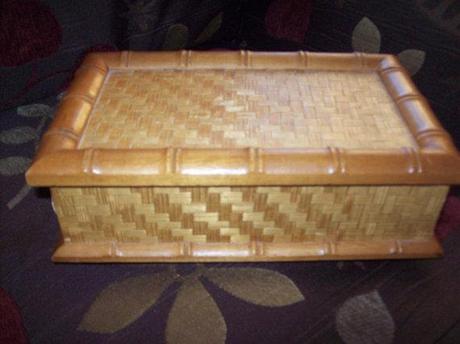 bamboo look woven jewellery box - silent jogging clairvoyance test - some blue jewel?