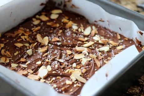 These Cocoa Date Energy Bars are sweetened naturally with dates, require no baking, and are Paleo, vegan, & gluten-free! | Bakerita.com