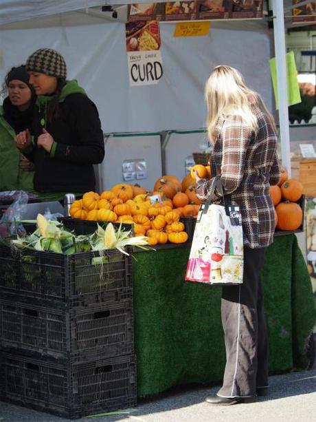 PA130210 秋の収穫で賑わうバンクーバー・ファーマーズマーケット / Vancouver Farmers Markets