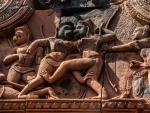 The combat between Vāli and Sugrīva is depicted on the western gopura