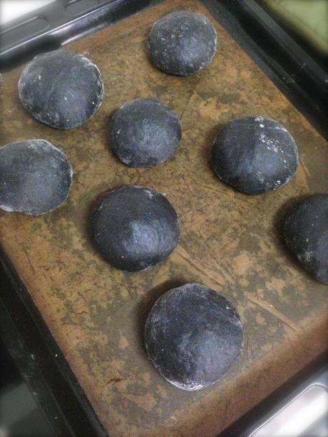 Charcoal buns with minced meat filling