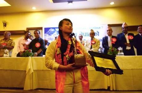 Everest 2014: Jing Wang Receives Award for Everest Summit