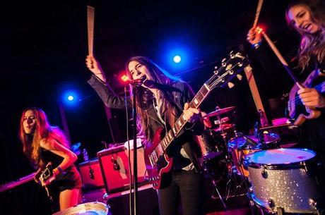 HAIM Performs Don’t Save Me at Glastonbury 2014
