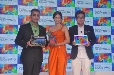 From Left to right: Mr. Asim Warsi, VP, Mobile & IT, Samsung India; Bollywood actor Kalki Koechlin and Mr. SK Kim, Managing Director – Sales, Samsung India Electronics at the Galaxy Tab S launch in New Delhi.