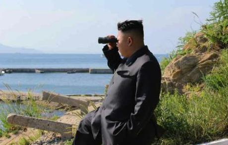 Kim Jong Un watches an artillery exercise by the Ung Islet Defense Detachment (Photo: Rodong Sinmun).