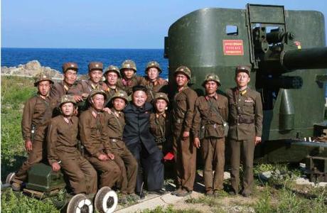 Kim Jong Un poses for a commemorative photo with service members of the Ung Islet Defense Detachment following an artillery training exercise (Photo: Rodong Sinmun).