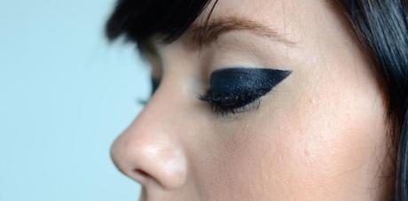 heavy graphic black eyeliner idea
