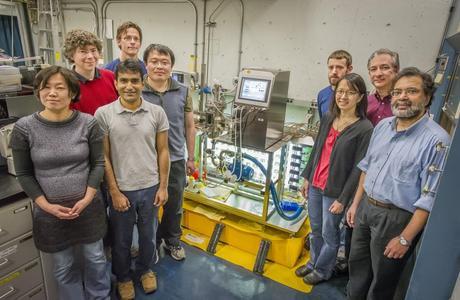 Junko Yano (far left) and Vittal Yachandra (far right) are leading a team of Berkeley Lab researchers in an international collaboration to unlock the secrets behind photosystem II’s ability to split water molecules. 