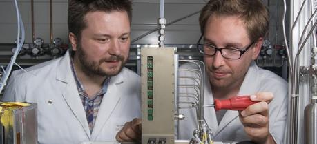 The researchers Pierre Boillat and Johannes Biesdorf in an experiment in which they switched on a fuel cell without preheating at temperatures below zero degrees Celsius.