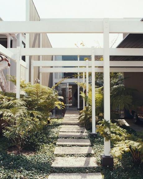 The Opdahl House, designed by Edward Killingsworth for Richard and Joyce Opdahl, is located on the island of Naples, in Long Beach, California, and the design responds to the constraints imposed by the compact site.Unlike the neighbors, whose  homes unfli