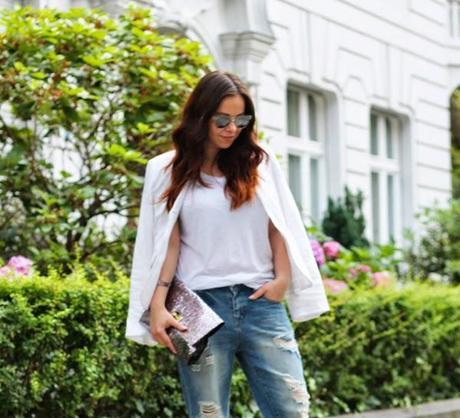 ripped boyfriend jeans, styling, from day to night, ootd, fashion blogger, DE, berlin, all white, birkenstock, simple style, minimalist, less is more, isadora lipstick jelly kiss 51 bare bliss review, douglas, cum purtam boyfriend jeans, how to wear