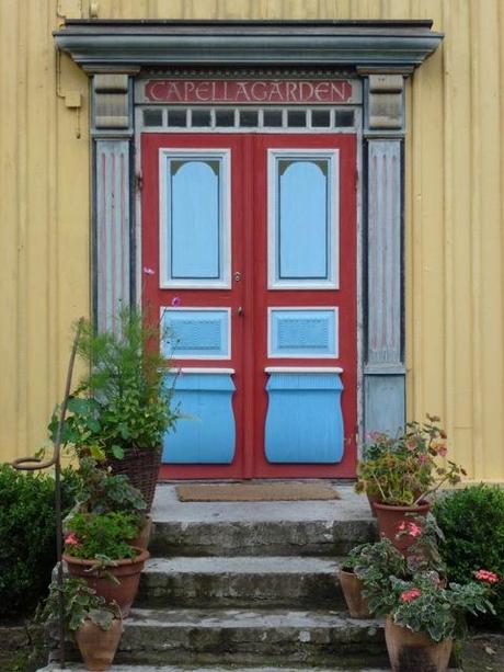 the colourful doorway to capellagarden school