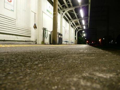 6cc6cdec40fb15add4d08616c09ae2df 深夜の鶴見線, 駅風景 / The Tsurumi Line at midnight