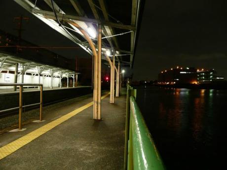 ee1bdf4d3a26b6ec6217400061c86bb7 深夜の鶴見線, 駅風景 / The Tsurumi Line at midnight