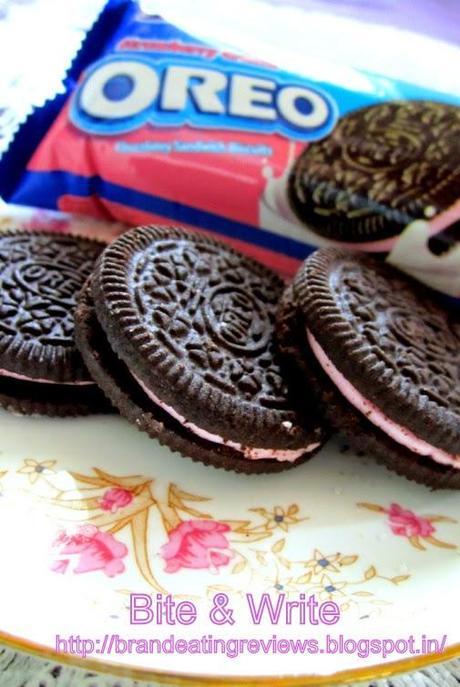 Review - Strawberry Créme Flavored Oreo Chocolatey Sandwich Biscuits