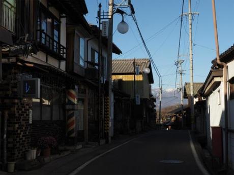 PC2500131 北アルプスを望む千曲川河畔の宿，塩名田宿 / Shionada shiku post station, on a clear stream