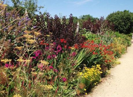 The entrance path packed full of warm colours. 