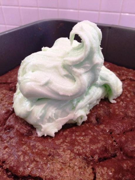 mound of mint color and flavor icing on dark chocolate chip traybake recipe