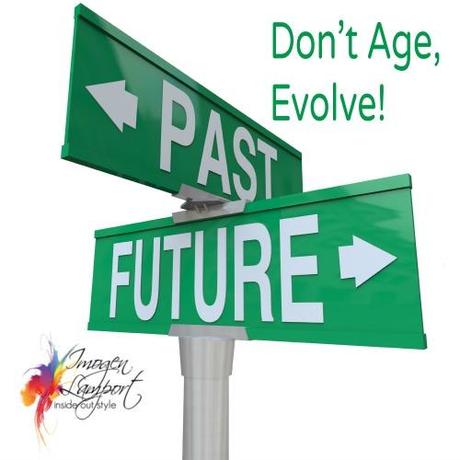 A green two-way street sign pointing to the Past and Future