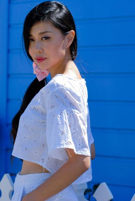 white eyelet summer outfit blogger style