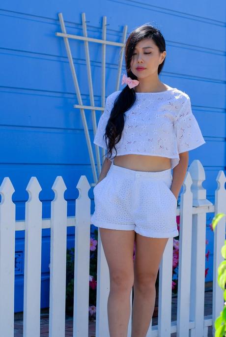 white eyelet summer outfit blogger style