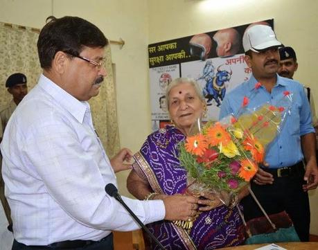 heroic act of 85 year old women - nabs 2 thieves all alone