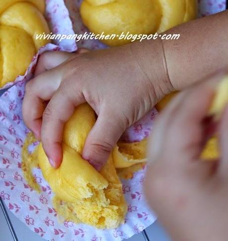 Pumpkin Steamed Buns (南瓜包子)