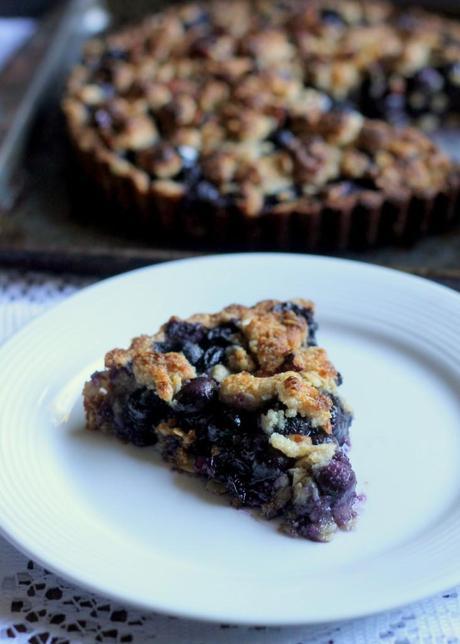 Blueberry Crispy Tart with Oatmeal Crust (Gluten-free, Vegan, & Refined Sugar-Free) | from Bakerita.com #recipe