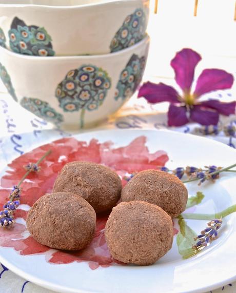 Paleo Chocolate Raspberry Macaroons (Paleo, Dessert, No Added Sweetener)