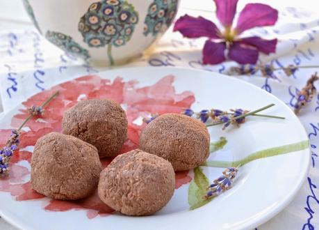 Paleo Chocolate Raspberry Macaroons (Paleo, Dessert, No Added Sweetener)