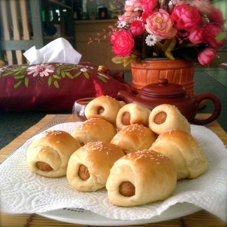 Mini Sausage Rolls with Champion Toast Dough