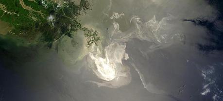 Deepwater Horizon oil spill: The oil slick as seen from space by NASA‘s Terra satellite on 24 May 2010