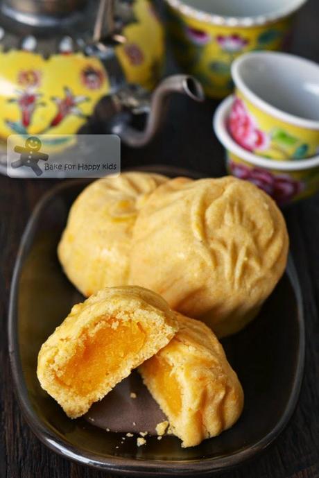 mini baked custard mooncakes