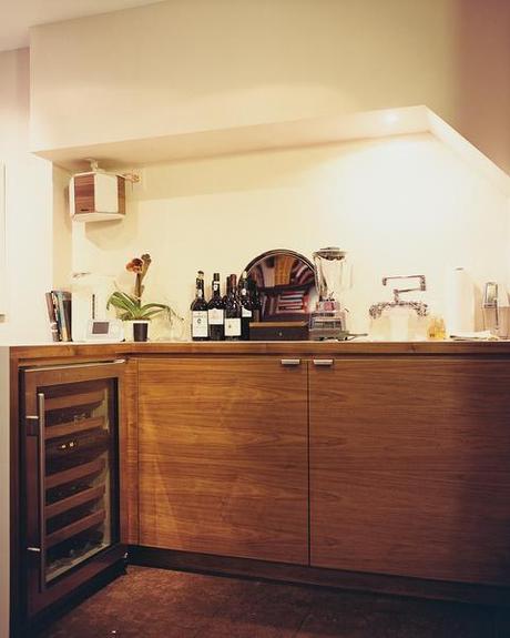 Atlas designed the wet bar to meld seamlessly with the modular shelving that encircles the kitchen.