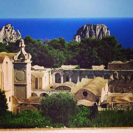 Walking in Capri ( Italian and English)