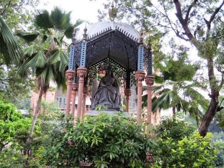 forlorn statue of Victoria (Queen Empress of India) at Madras University