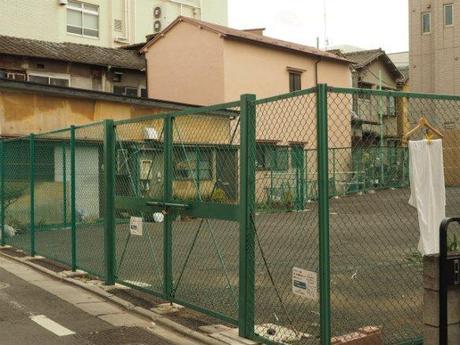 P1050070 再開発に消えゆく下町，東池袋 / Higashi Ikebukuro, unpretentious streets and houses are disappearing