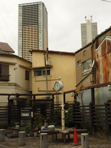 P1050066 再開発に消えゆく下町，東池袋 / Higashi Ikebukuro, unpretentious streets and houses are disappearing
