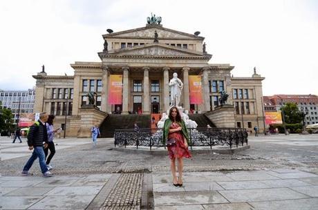berlin, gendarmenmarkt, fashionblogger, ootd, print cu flori, trenduri de toamna, floral print, visit berlin, travel, germany, outfit, inspiration