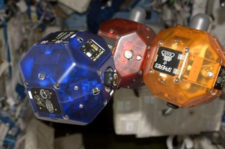 Experimental Google Smartphone Becomes Brain of Space Robot