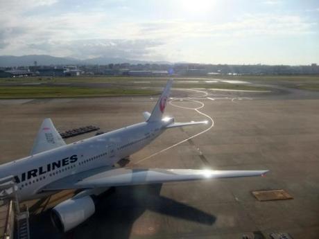 DSCF3587 残暑の日差しに染まる機体，福岡空港 / Fukuoka Airport, in the lingering hot summer heat