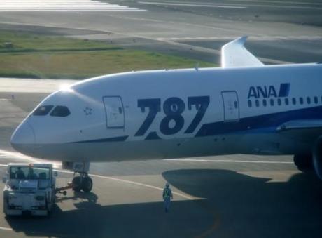 DSCF3599 残暑の日差しに染まる機体，福岡空港 / Fukuoka Airport, in the lingering hot summer heat