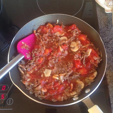 COOK WITH ME: SIMPLE SPAGHETTI BOLOGNESE