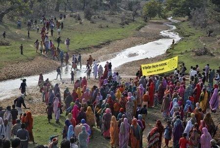 Reuters/Reuters - Villagers walk towards the Mahan forest during a protest against a coal mining project in Singrauli district in Madhya Pradesh February 27, 2014. Thomson Reuters Foundation/Nita Bhalla
